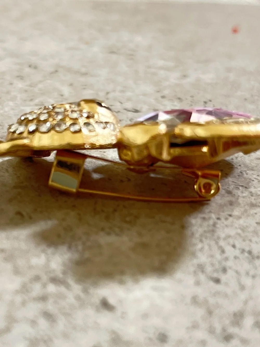 Brooch Teddy Bear NIP, center Purple heart Crystal, gold tone base